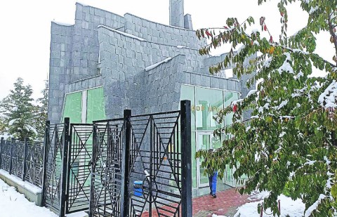 Неговите родители ќе почиваат до него: Вака изгледа реновираното вечно почивалите на Тоше