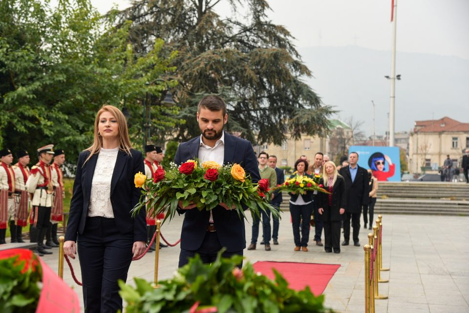 Делегација на СДСМ се поклони пред споменикот на Гоце Делчев во Скопје по повод 23 октомври