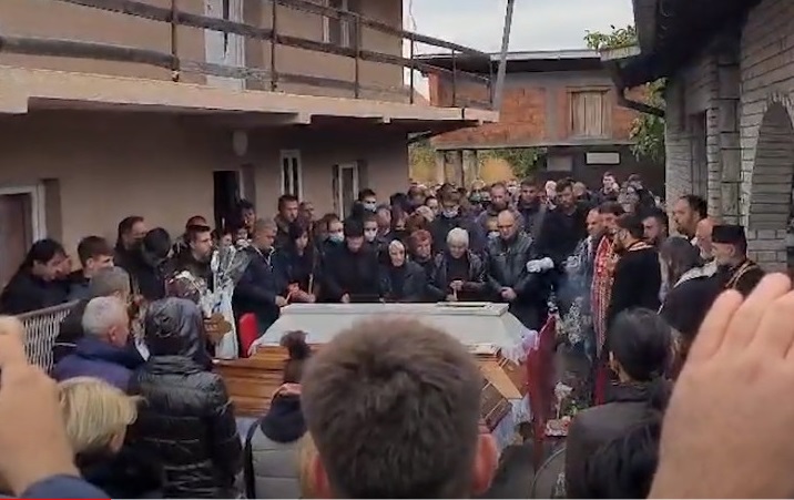 Полицијата го чува и надгледува погребот на семејството Ѓокиќ, убиено и запалено во Србија
