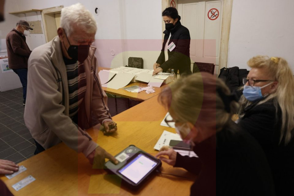 Во Струга навреме отворени избирачките места, пријавени проблеми со апаратите за отпечатоци