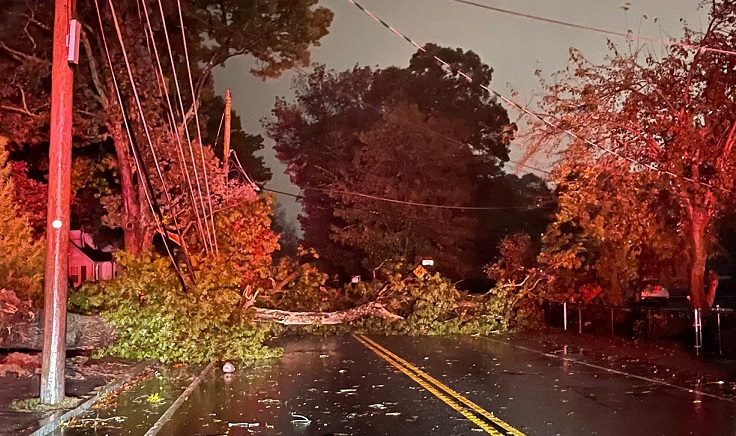 Бура со ветер до 140 км/ч остави без струја 600 илјади домаќинства во САД