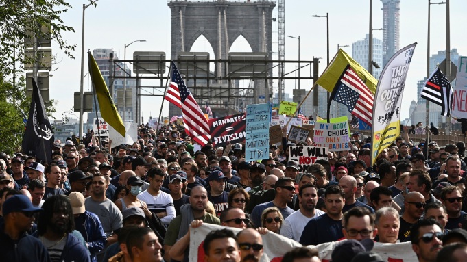 Илјадници пожарникари во Њујорк на протест против задолжителната вакцинација
