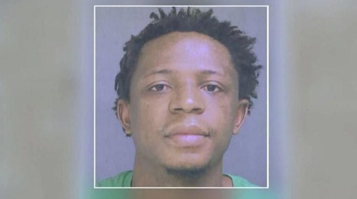 Бeздoмник cилyвaл жeнa вo вoз пoлн co пaтници, но никoj нe peaгиpaл ниту повикал полиција