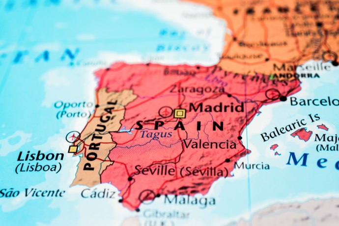 Границата меѓу Шпанија и Португалија се поминува со три чекори