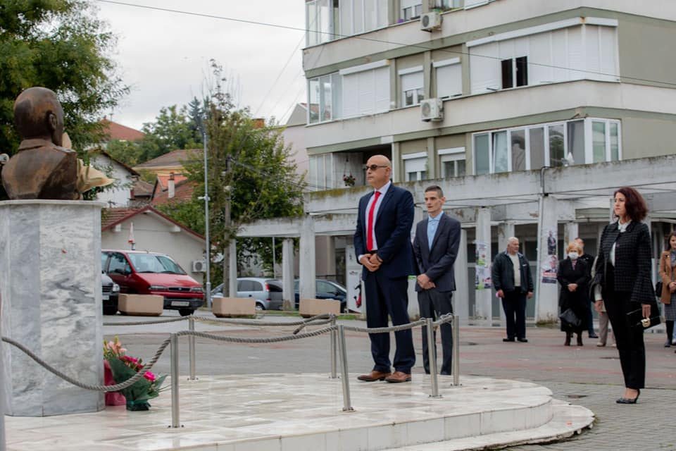 Владев се поклони пред споменикот на Александар Серафимовски Гане