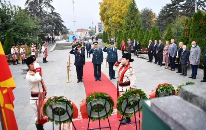 По повод 23 Октомври: Владина делегација се поклони пред споменикот на Гоце Делчев