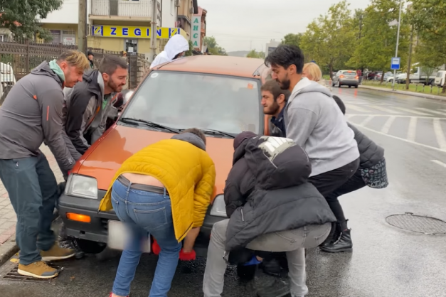 Активисти на Зелен хуман град на раце подигнаа автомобил паркиран на велосипедска патека