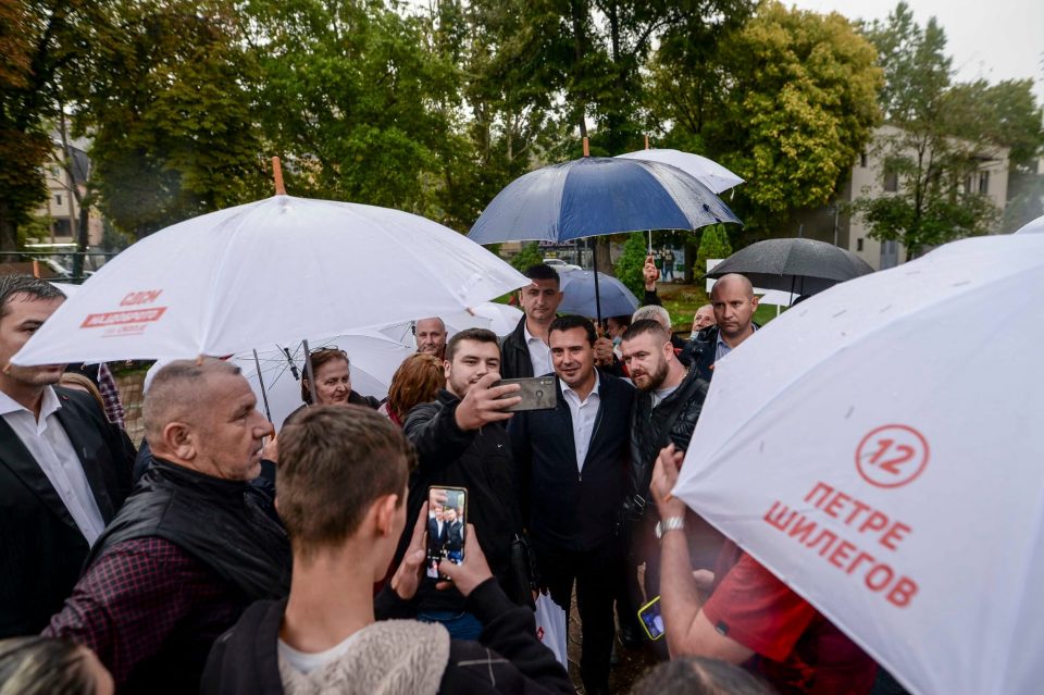 Заев за ковид мерките на митинзите: Столчињата се наместени правилно, граѓаните одлучуваат да не држат дистанца