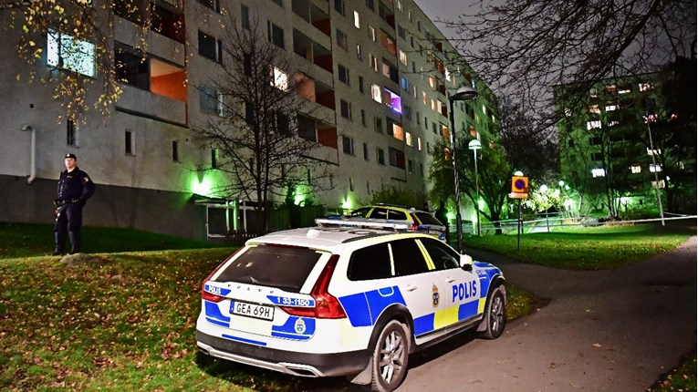 Две деца избодени и фрлени низ балкон во Шведска, уапсени се маж и жена