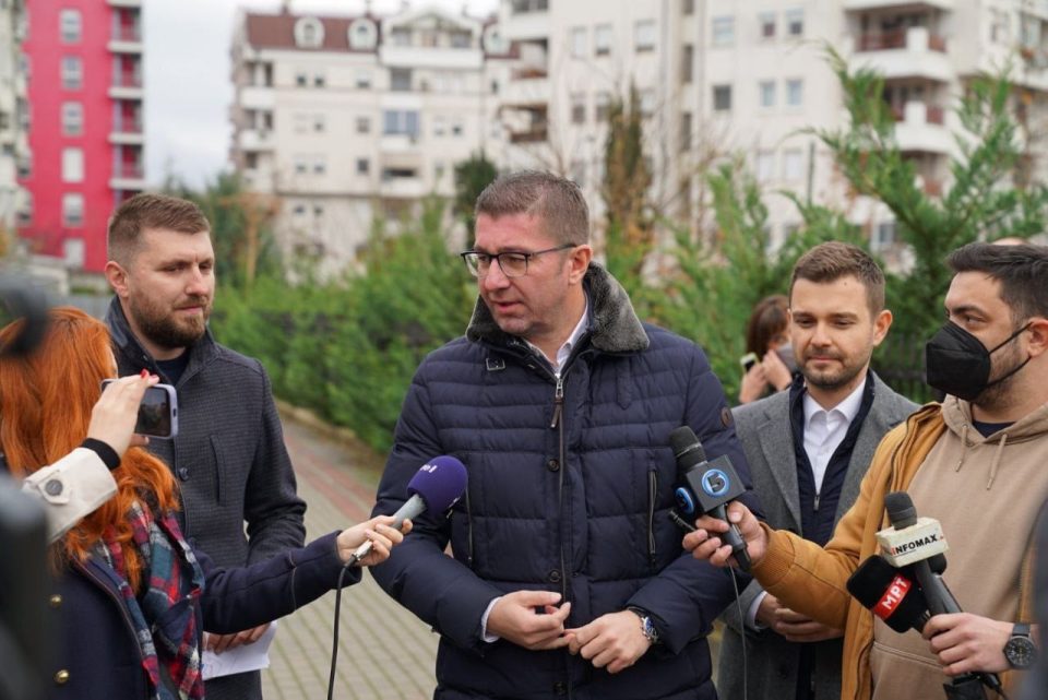 Мицкоски и Муцунски на поставување на фотоволтаици во градинка и основно училиште