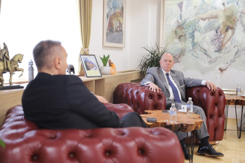 Груби – Ветингтон: На Македонија ѝ треба политичка стабилност, оставката на Заев е избрзана