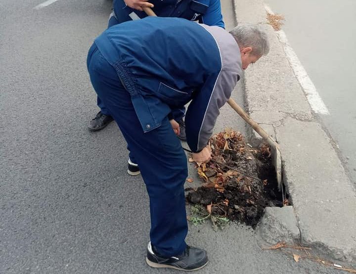 Се чисти атмосферската канализација во Скопје