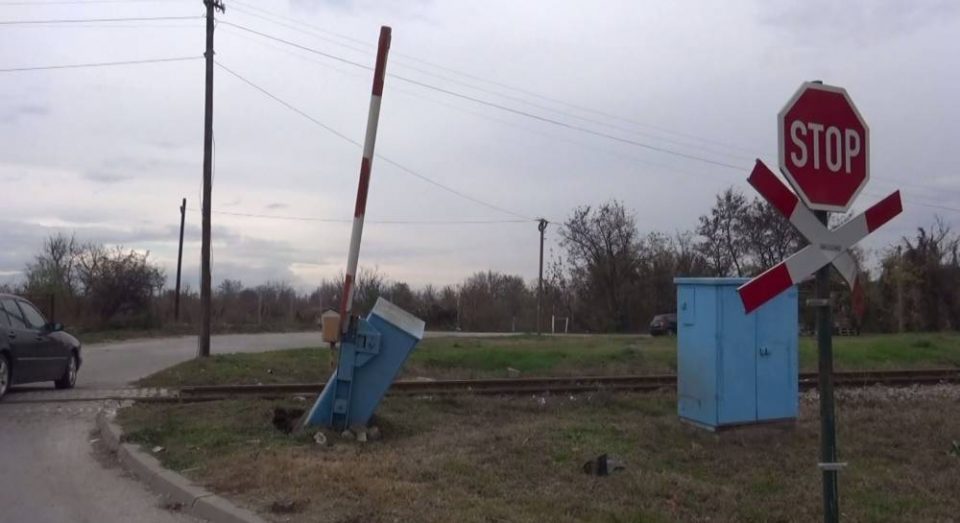 Несреќа во Битола: Воз удри во автомобил, има повредени