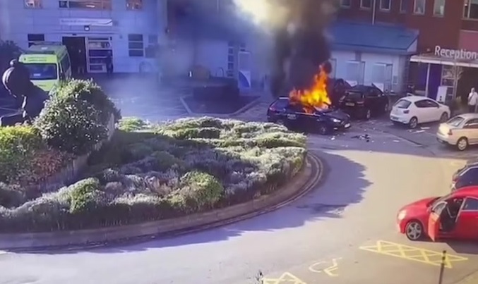 Таксист херој во Ливерпул: Го заклучил бомбашот самоубиец со себе во возилото и го спречил да се разнесе во болница