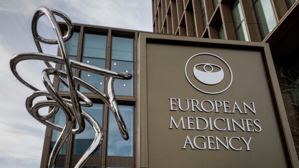 ЕМА ги прегледува податоците за лекот Молнупиравир за да даде препорака за негова употреба