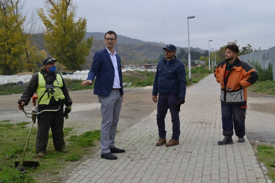 Се чисти ѓубрето и се средува пешачката патека кај насипот во Ѓорче Петров