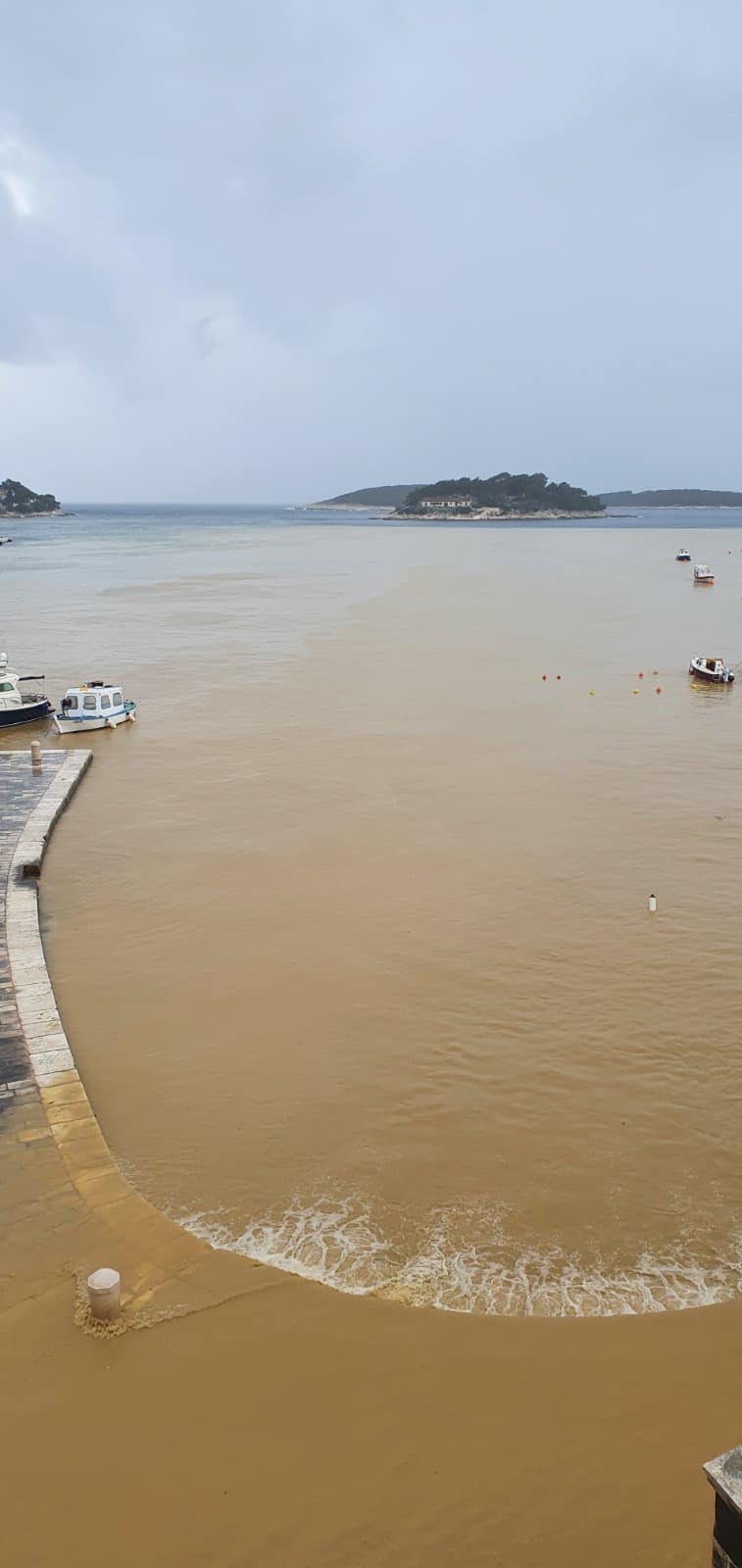 Силно невреме на Хвар, морето ја смени бојата