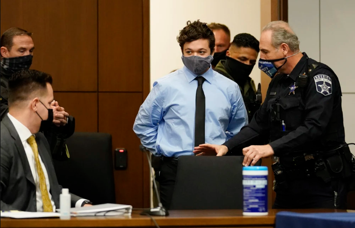 Бајден бара смиреност по ослободувањето на момчето кое уби двајца демонстранти против полициско убиство на Афроамериканец