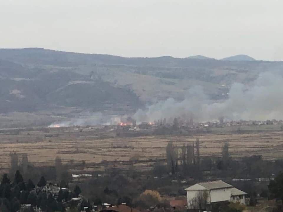 Запалено стрниште предизвика голем пожар во Кочани