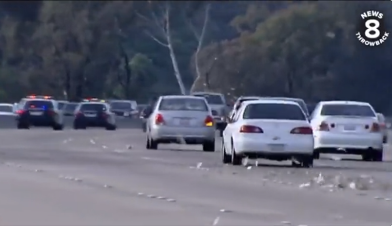 Летаа пари од блиндирано комбе, луѓе се тепаат среде автопат