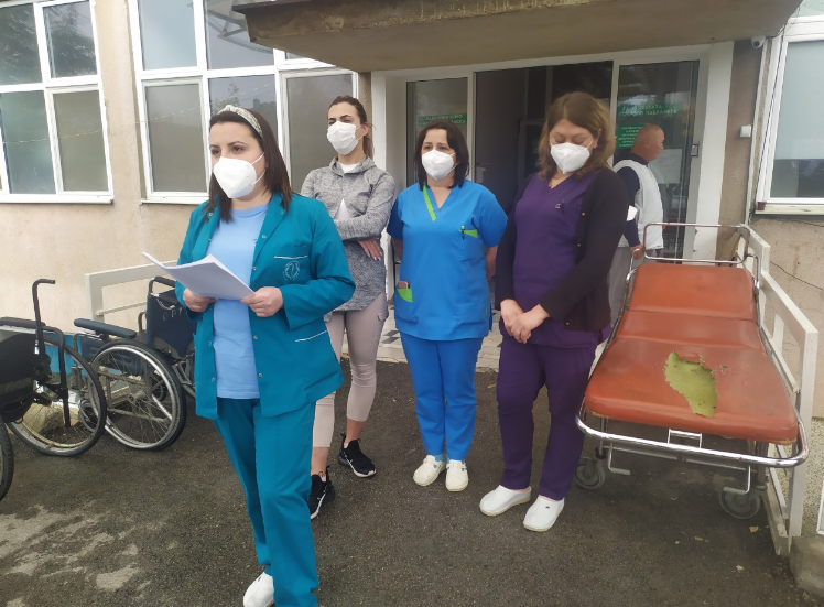 Прилепски медицински сестри гневни прашуваат: Девет месеци сме без плата, дали Филипче знае?!