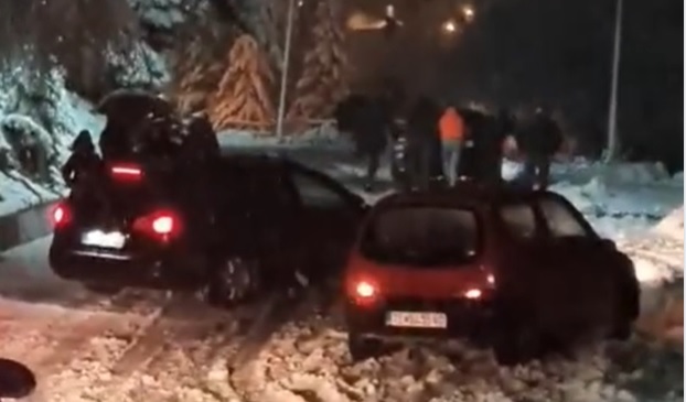 Заглавени возила во снег на Шапка