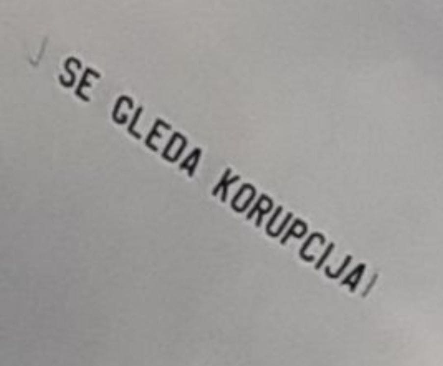 Битното авионче прелета пред некој ден и ја кажа вистината: Од авион се гледа корупција