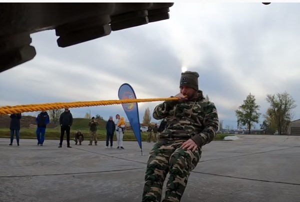 Кој вели дека со заби не може да се влече тенк