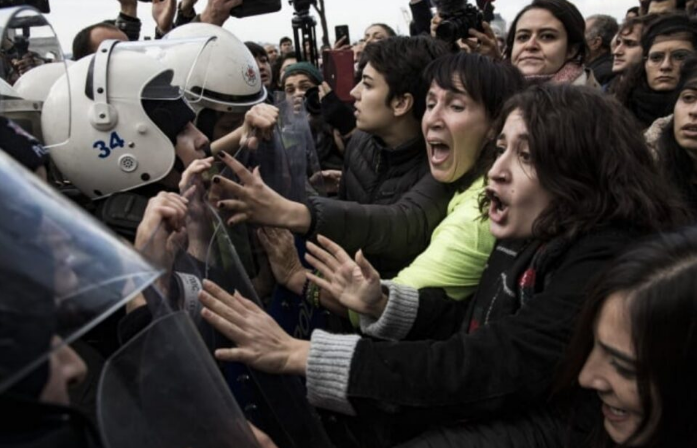 Турската полиција со солзавец растера протести против насилство врз жени