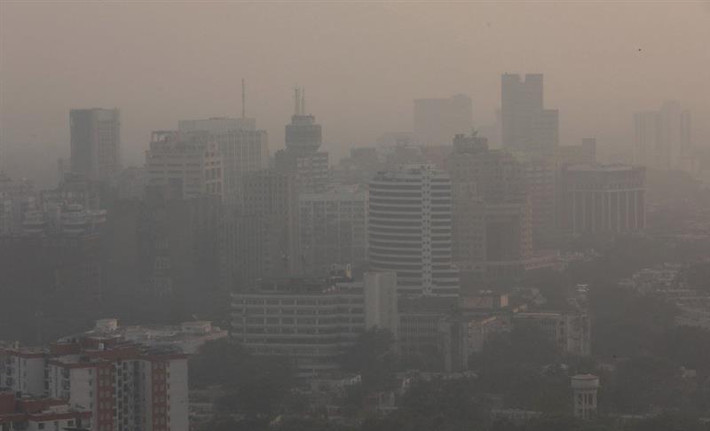 Отровна магла ги прекри улиците на Делхи, училиштата и факултетите се затвораат