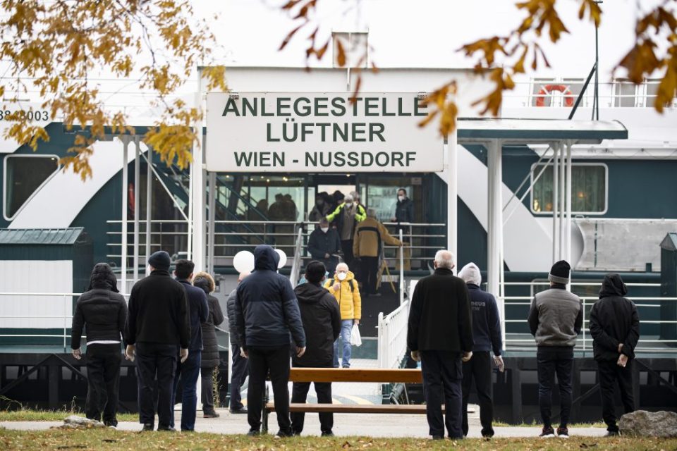 Пристап до угостителски објекти, услужни дејности и институции во Австрија ќе имаат само вакцинирани и прележани