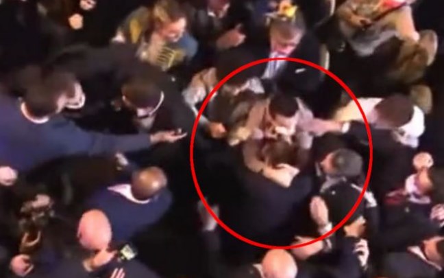 Француска демократија: Kaндидатот за претседател фатен за гуша