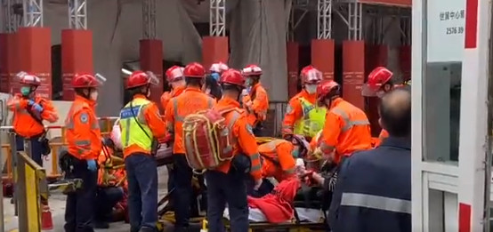 Пожар во Светскиот трговски центар во Хонг Конг, десетици заробени