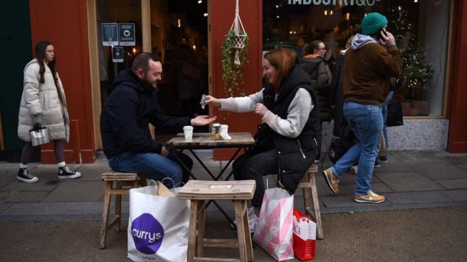 Баровите, рестораните, кината ќе затворааат во 20 часот, се преполовува капацитетот за сите собири: Заострени мерките во Ирска