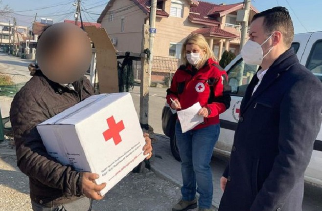 Градоначалникот на Гази Баба подели хуманитарни пакети за семејства од социјален ризик