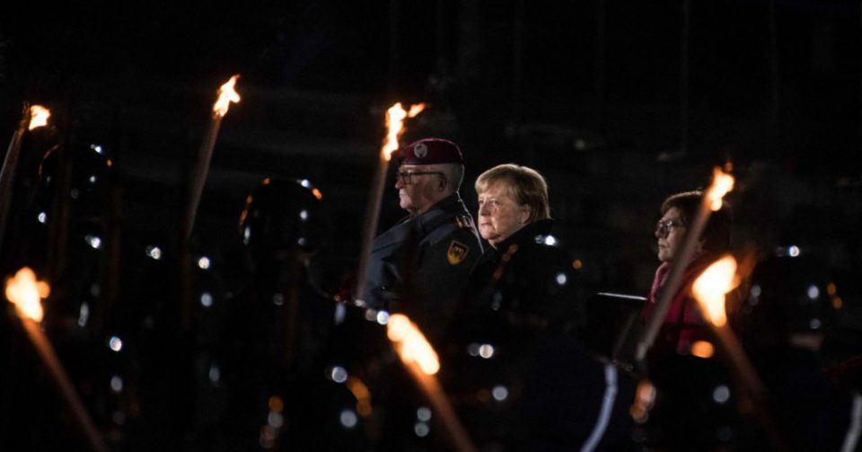 Меркел испратена во политичката историја сo највисоки воени почести