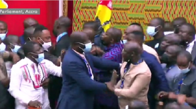 Општа тепачка во Парламентот на Гана поради предлог-закон за електронски трансакции