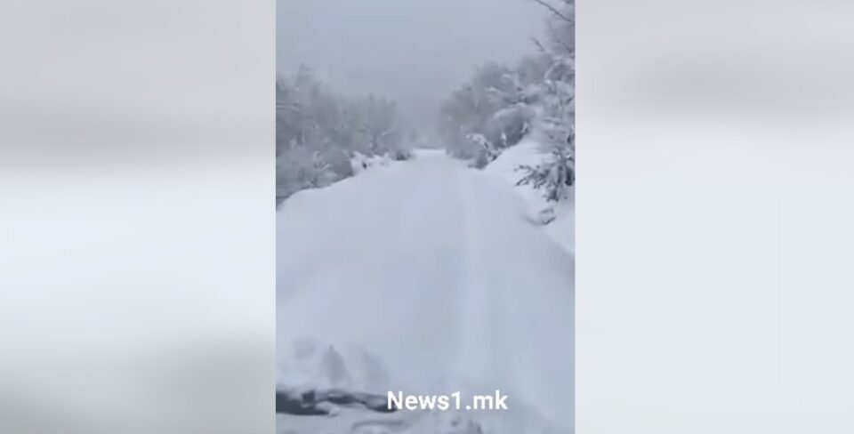 Семејства останаа заглавени во снегот на Јабланица, повеќе села без струја