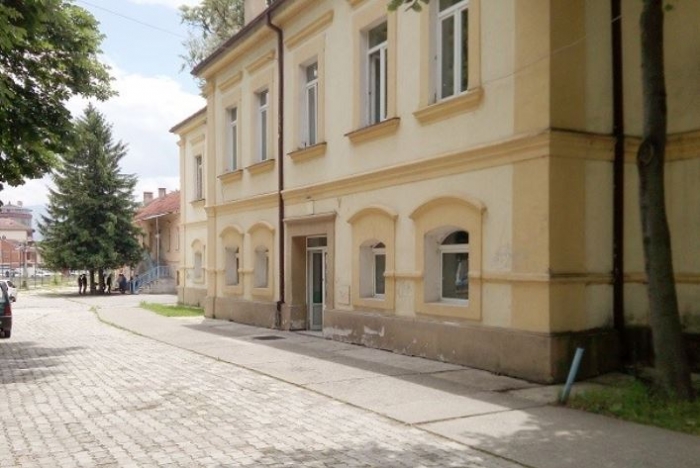 Дел од гимназијалците во Тетово следат онлајн настава затоа што немаат греење во училниците