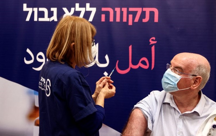 Израелски доктор стана првиот човек кој ја примил четвртата доза вакцина против корона вирусот