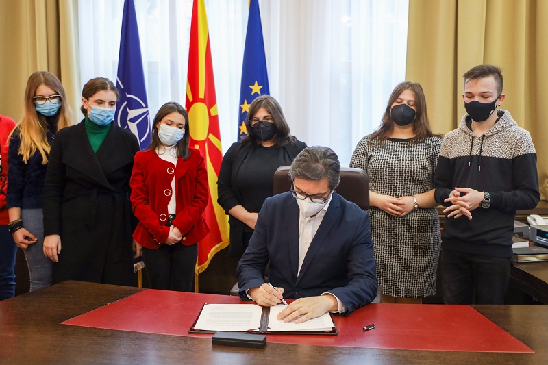 Претседателот Пендаровски ја потпиша Декларацијата за деца, млади и климатска акција