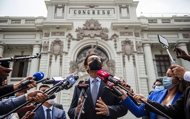 Перу им забрани на невакцинираните пратеници да влегуваат во Парламентот