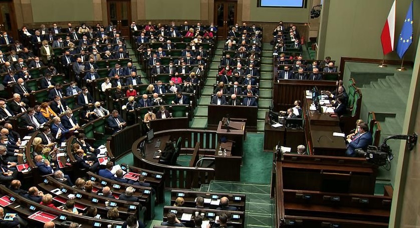 Полскиот парламент го усвои контроверзниот закон за медиуми за кој се спротивставија САД и ЕУ