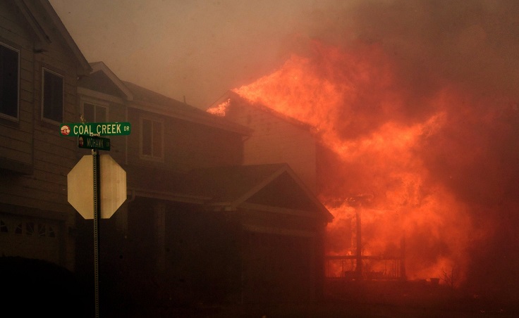 Луѓе бегаат во паника: Повеќе од 500 куќи изгореа во пожар во Колорадо