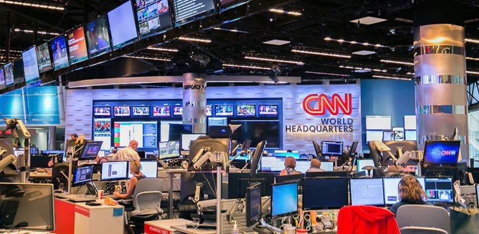 „Си-Ен-Ен“ праќа голем број вработени да работат од дома поради ширењето на Ковид