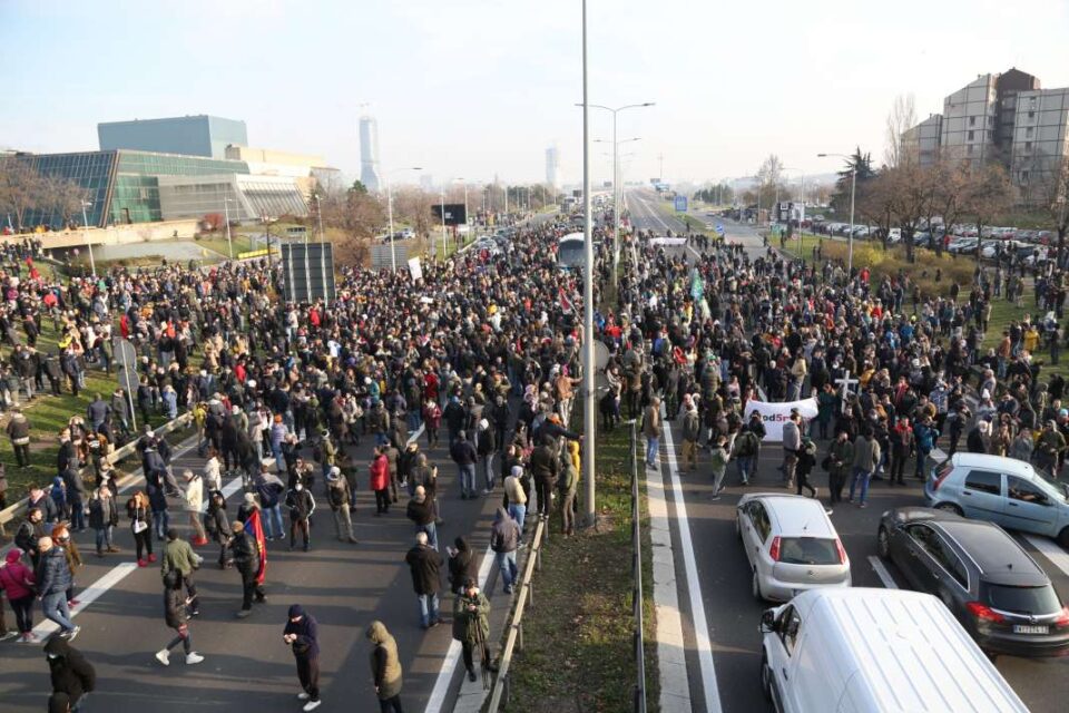 Вучиќ попушти по протестите, го повлече законот за експропријација