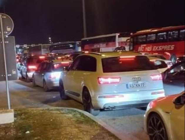 Долги колони на Табановце, се чека со часови за влез во земјава