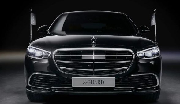 „Mерцедесот“ на новиот германски канцелар може да вози со дупнати гуми 30 км и има балистичка заштита