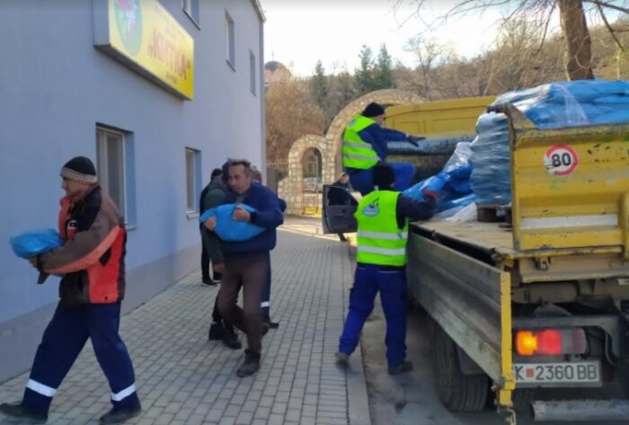 Општина Кисела Вода подели 400 вреќи со сол во училиштата, градинките и во месните заедници