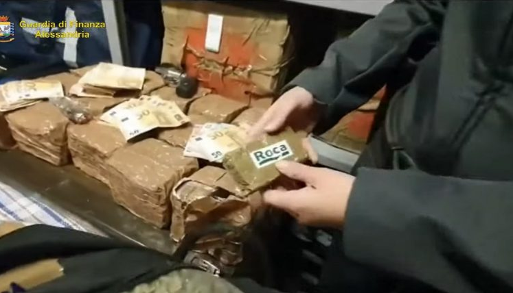 Колумбија и Мексико ни завидуваат: Двајца Македонци уапсени во Италија, во камион со струготини скриле 680 килограми дрога